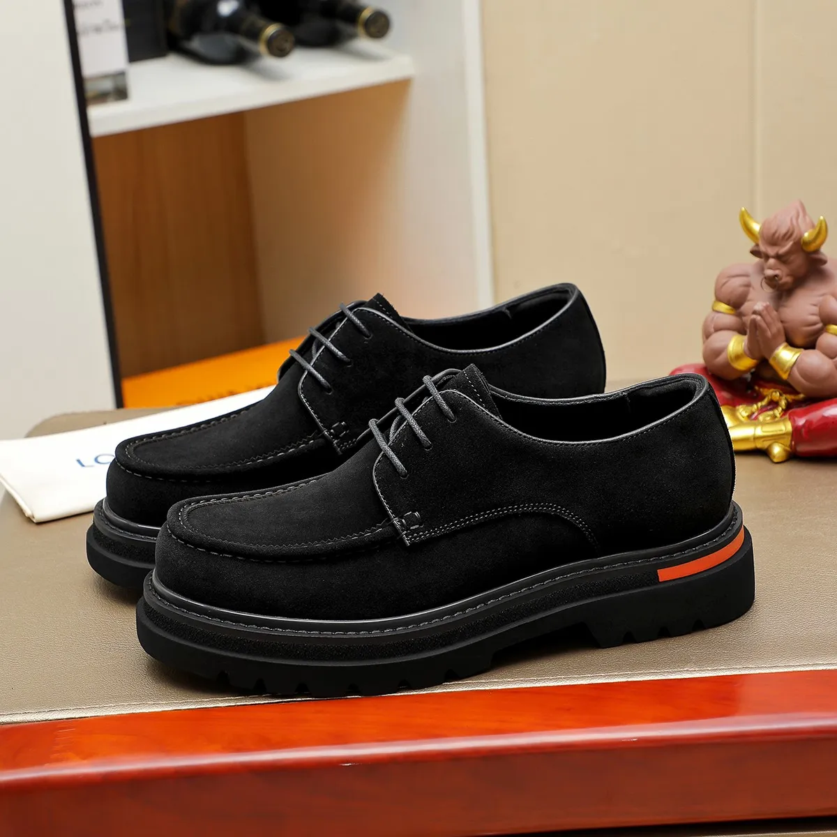 Men's shoes 💰660 💰 Louis Vuitton LV ® Autumn and Winter 🆕 models 🔛Full shoe counter First layer cowhide, 🐂Leather lined casual shoes for men, super soft outsole, essential for driving. Counter synchronization Original first layer cowhide Completely 1:1 mold customization 🌹Top version, 2 colors available! Number: 38-45 (37.46. Customized)